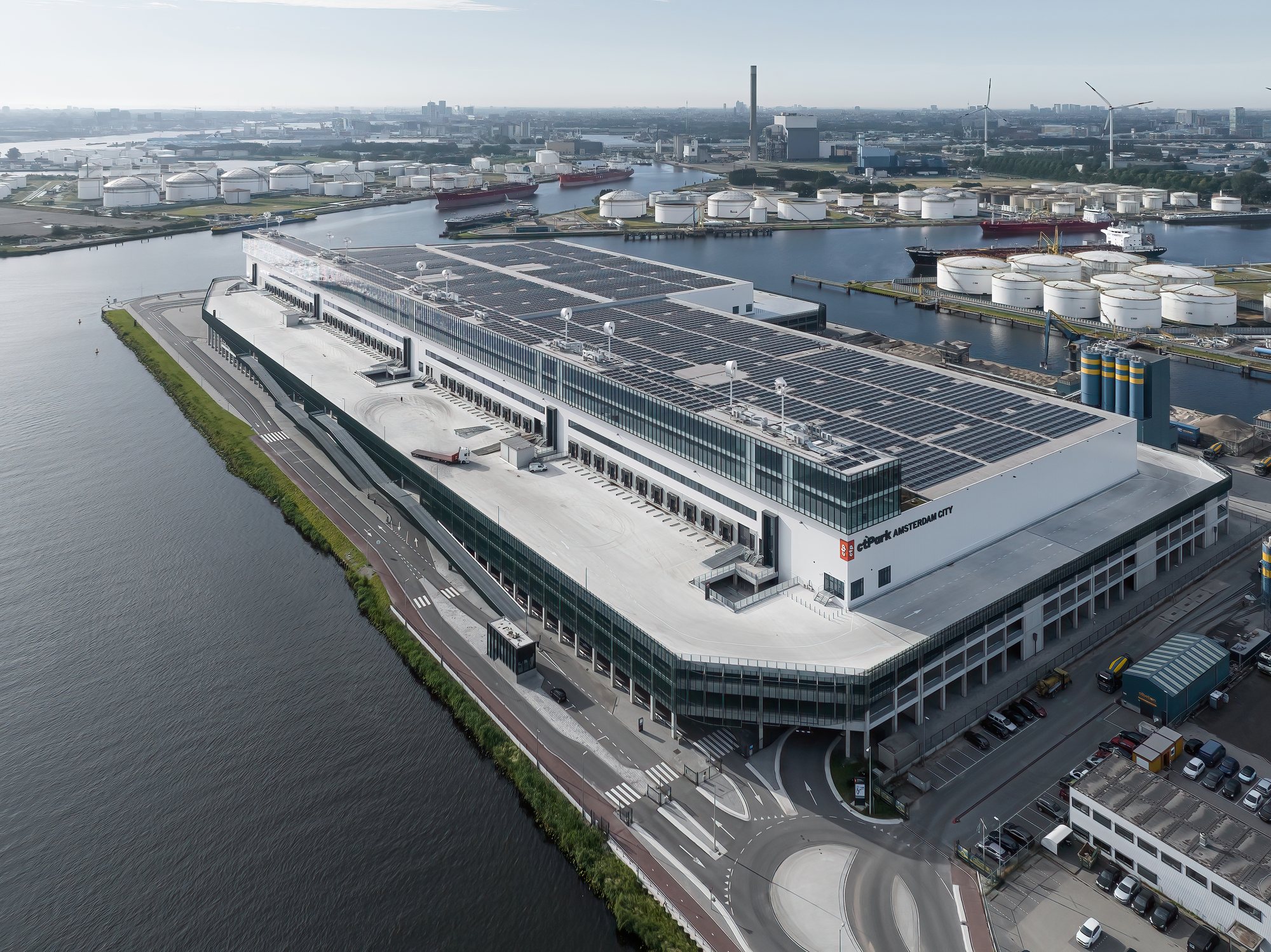 Distributiecentrum aan het water, gebouwd met elementen uit de Hardeman Groep